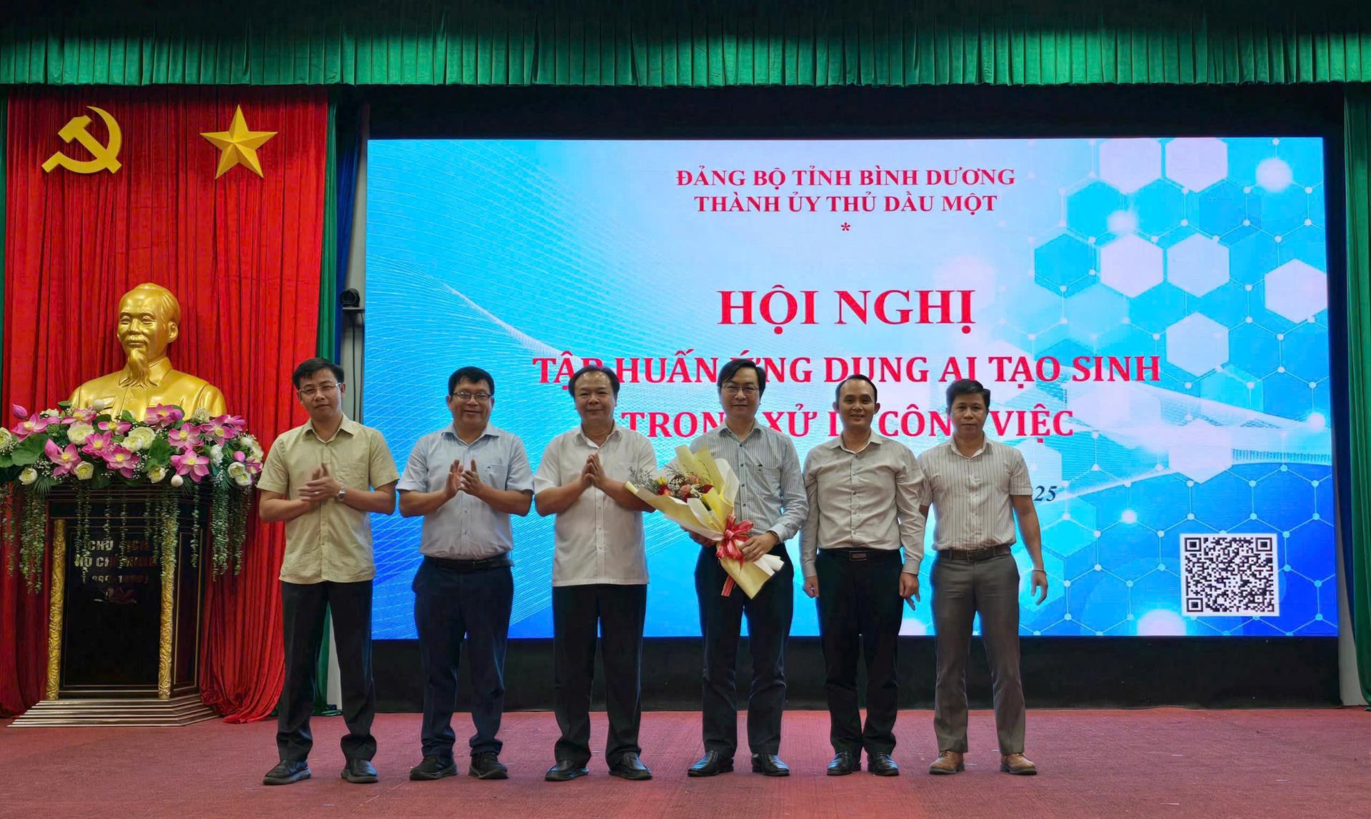 Cán bộ, giảng viên trường Đại học Thủ Dầu Một tham gia tập huấn ứng dụng AI trong xử lý công việc hành chính - văn phòng